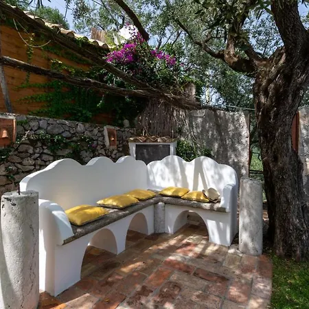 Villa Casarossa Numero Uno 6, Emma