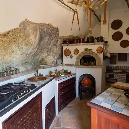Villa Casarossa Numero Uno 6, Emma